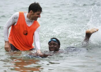 Aprender a nadar después de cinco días en cayuco por el Atlántico hasta El Hierro