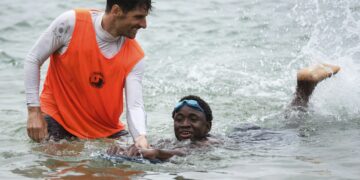 Aprender a nadar después de cinco días en cayuco por el Atlántico hasta El Hierro
