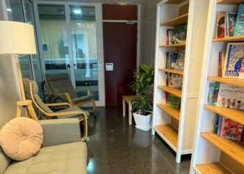 El Materno Infantil pone en marcha el proyecto Biblioteca T-Leo en Urgencias Tocoginecológicas