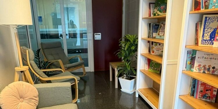El Materno Infantil pone en marcha el proyecto Biblioteca T-Leo en Urgencias Tocoginecológicas
