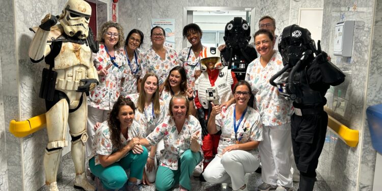 Los niños y niñas del Hospital Universitario La Candelaria reciben la visita de personajes de Star Wars