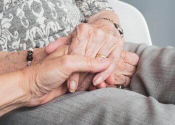 Dependencia saca a contratación el servicio de ayuda a domicilio en Fuerteventura, Lanzarote, La Gomera y Tenerife