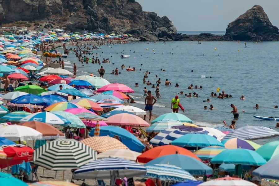 calor-2 Multitud de personas se refugian de las altas temperaturas en la playa de San Cristobal de Almuñécar (Granada)