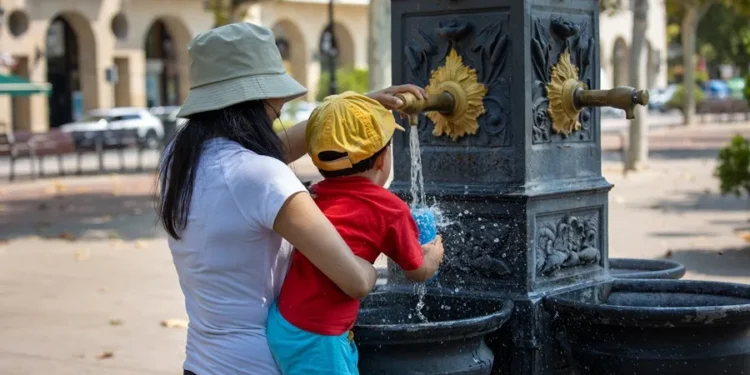 El calor activa avisos rojos en ocho comunidades autónomas y naranja en seis