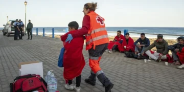 Comienzan las derivaciones de menores solicitantes de asilo desde Canarias a la Península