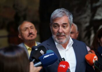 Clavijo pide máxima celeridad en el reparto de menores tras solicitar la contingencia migratoria extraordinaria