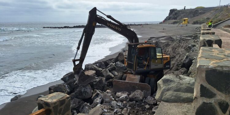 El Ayuntamiento inicia las obras para la mejora de la accesibilidad en la playa de La Laja (3)