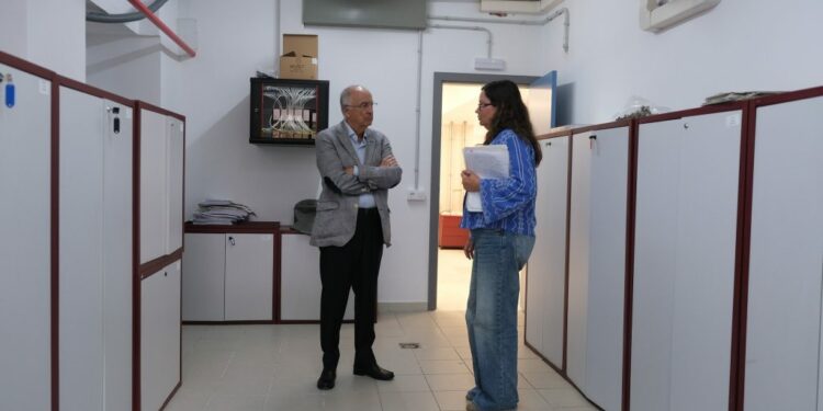 El concejal de Presidencia, Francisco Hernández Spínola, junto a la directora general de Gobernanza, Fayna Álamo, en las instalaciones del archivo municipal