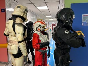 fcaa6a68-eebf-43bc-b1ce-842bd595db4f-300x225-1 Miembros de la Legión 501-Spanish Garrison durante la visita