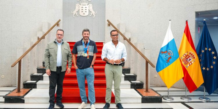 Poli Suárez destaca el esfuerzo en la trayectoria de Carmelo Pérez, campeón mundial de duatlón paralímpico en 2025