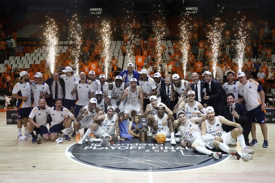 graf4863-espana-baloncesto-liga-endesa Los jugadores del Real Madrid posan con el trofeo, tras su victoria en el tercer partido de la final de la Liga Endesa.