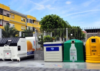 Imagen de recintos actuales con contenedores y autocompactadora