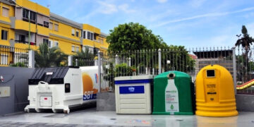 Imagen de recintos actuales con contenedores y autocompactadora