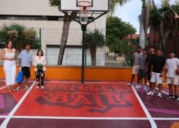 La concejala de Deportes, Carla Campoamor, y la alcaldesa, Carolina Darias, junto a Samuel Ruiz y sus amigos y familiares en la cancha de Miller Bajo