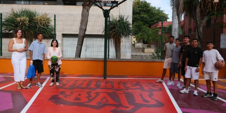 La concejala de Deportes, Carla Campoamor, y la alcaldesa, Carolina Darias, junto a Samuel Ruiz y sus amigos y familiares en la cancha de Miller Bajo