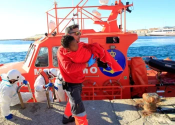 Canarias, Ceuta y Melilla pueden pedir ya que se derive a los menores migrantes