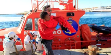 Canarias, Ceuta y Melilla pueden pedir ya que se derive a los menores migrantes