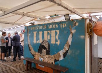 Clavijo advierte en una visita al ‘Open Arms’ que “no se puede responder a la migración desde los despachos”