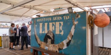 Clavijo advierte en una visita al ‘Open Arms’ que “no se puede responder a la migración desde los despachos”