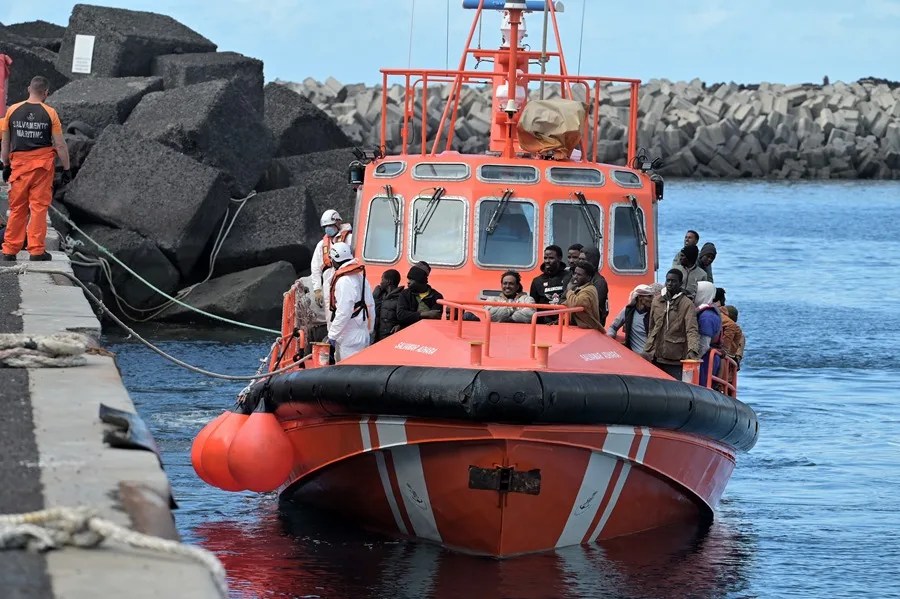 patera-menores-canarias Salvamento Marítimo traslada hasta el puerto de La Restinga, en El Hierro, a varias personas rescatadas de un cayuco.