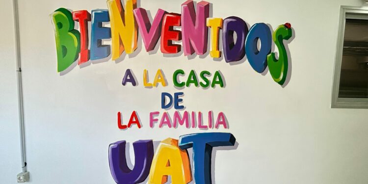 La Unidad de Atención Temprana de Fuerteventura decora su zona de acceso con motivos infantiles