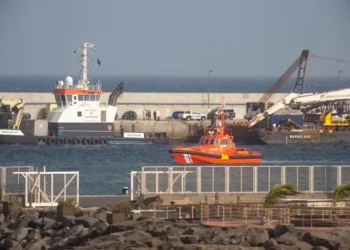 Un remolcador con 49 polizones a bordo llega a Lanzarote procedente de Senegal