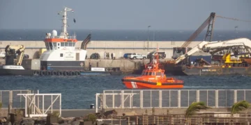 Un remolcador con 49 polizones a bordo llega a Lanzarote procedente de Senegal