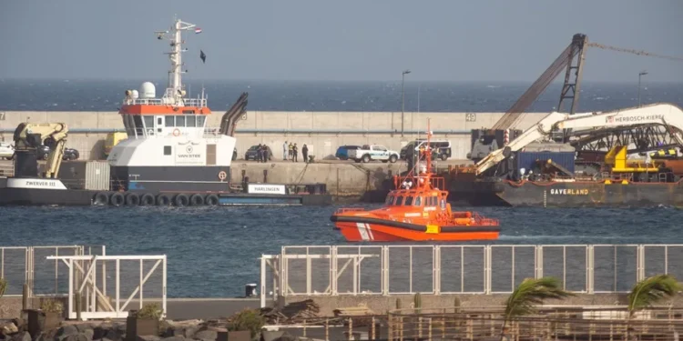 Un remolcador con 49 polizones a bordo llega a Lanzarote procedente de Senegal
