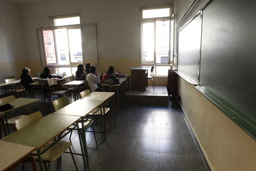 profesor Los alumnos esperan en un aula