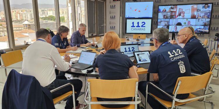 El incremento en la llegada de calima complica el episodio de calor que sufren las islas