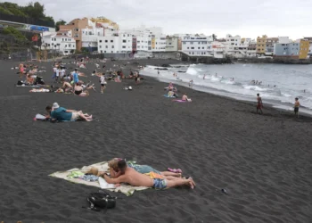 La Fiscalía denuncia a seis cargos públicos por la contaminación de Playa Jardín