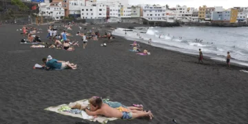 La Fiscalía denuncia a seis cargos públicos por la contaminación de Playa Jardín