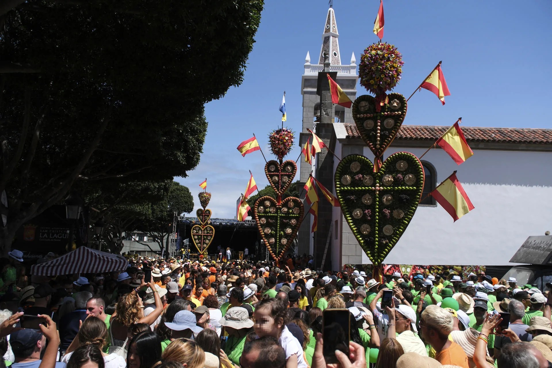 rss-efe2301d479d6c2fa5c26cf19c126e3c3d53fb35b81w Los vecinos de la localidad tinerfeña de Tejina participan este domingo en la celebración de Los Corazones de Tejina, una festividad en donde compiten por barrios en la confección de estructuras de doce metros de largo y 100 kilos de peso formadas por flores y frutas que son transportadas por las calles hasta llegar a la plaza de la Iglesia, para honrar a San Bartolomé. EFE/Alberto Valdés