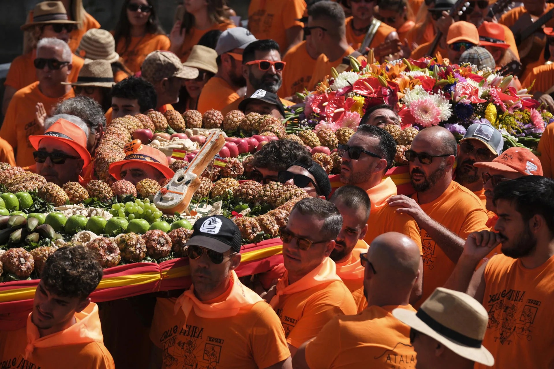 rss-efe349bb11601ddb27385ad997774d76b1bdeb24caaw Los vecinos de la localidad tinerfeña de Tejina participan este domingo en la celebración de Los Corazones de Tejina, una festividad en donde compiten por barrios en la confección de estructuras de doce metros de largo y 100 kilos de peso formadas por flores y frutas que son transportadas por las calles hasta llegar a la plaza de la Iglesia, para honrar a San Bartolomé. EFE/Alberto Valdés