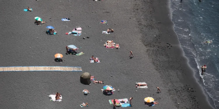 Aviso rojo por altas temperaturas el domingo en las islas orientales y Tenerife