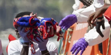 Salvamento rescata a casi 250 personas de un cayuco a 429 kilómetros de Gran Canaria