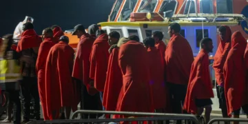 Salvamento rescata dos embarcaciones con un total de 67 personas en Lanzarote y Gran Canaria