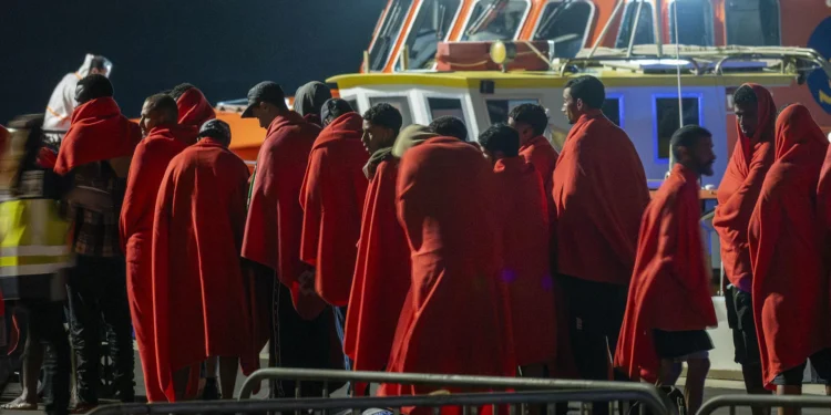 Salvamento rescata dos embarcaciones con un total de 67 personas en Lanzarote y Gran Canaria