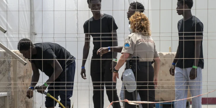 Cinco posibles menores entre los 49 polizones a bordo del remolcador procedente de Senegal