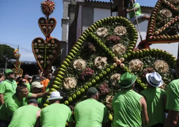 Tejina se tiñe de colores con los «Corazones» de flores y frutas de 12 metros y cien kilos