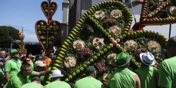Tejina se tiñe de colores con los «Corazones» de flores y frutas de 12 metros y cien kilos