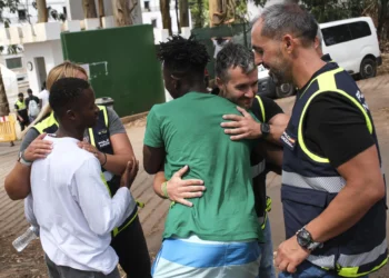 Policías y supervivientes de un cayuco que naufragó se encuentran para “cerrar el círculo”
