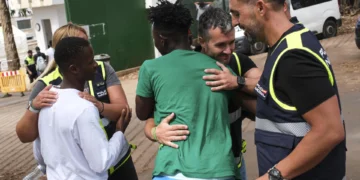 Policías y supervivientes de un cayuco que naufragó se encuentran para “cerrar el círculo”