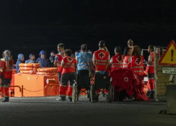 Salvamento rescata de una neumática a 62 hombres adultos y los desembarca en Lanzarote