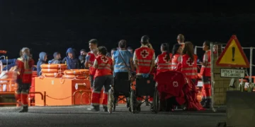 Salvamento rescata de una neumática a 62 hombres adultos y los desembarca en Lanzarote