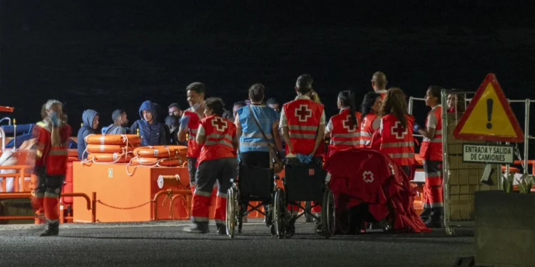 Salvamento rescata de una neumática a 62 hombres adultos y los desembarca en Lanzarote