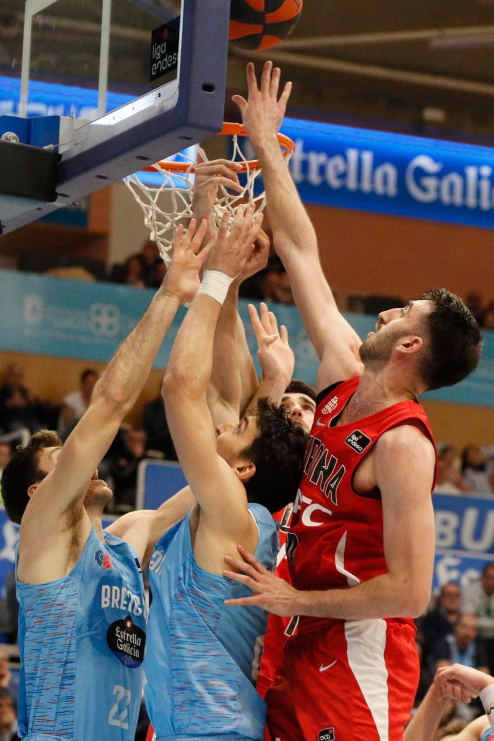 El alero Eric Vila (d), del Girona, trata de encestar durante el partido Breogán-Bàsquet Girona. EFE/ Eliseo Trigo