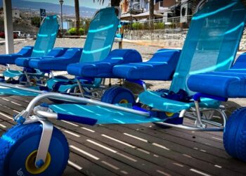 Bienestar Social facilita el acceso a la playa a las personas con discapacidad con la entrega de 76 sillas anfibias