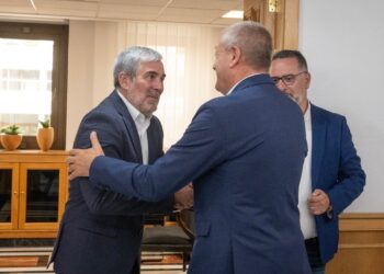 El presidente de Canarias recibe la programación de las Fiestas del Pino 2025