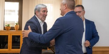 El presidente de Canarias recibe la programación de las Fiestas del Pino 2025